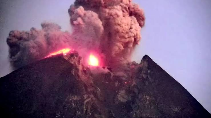 Indonesia's volcano spews Ash and hot gas today [See Video]