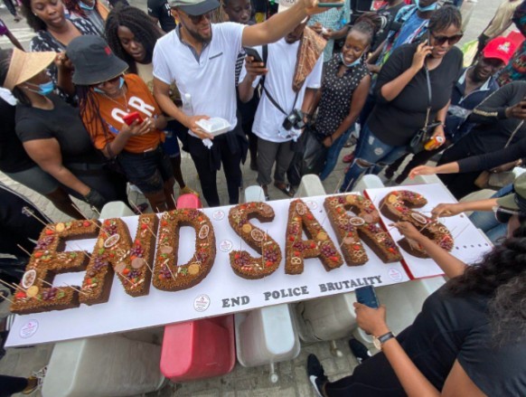 Protesters Bake Huge #EndSARS Cake At Lekki Toll Gate, Lagos