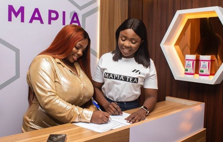 #BBNaija: Dorathy Signs Mapia Tea Deal With Her Full Chest [Photo]
