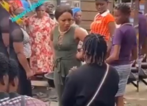 Man Proposes To His Girlfriend in Market Place, See Lady's Reaction [Video]
