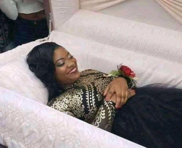 Lady Releases Pre-Burial Photo As Friends Take Pictures With Her