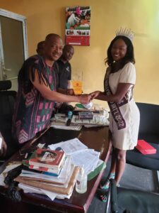 Miss Nollywood 2022, Queen Karina Presents Award to SP Nwaogbo For Against Crime in Bayelsa