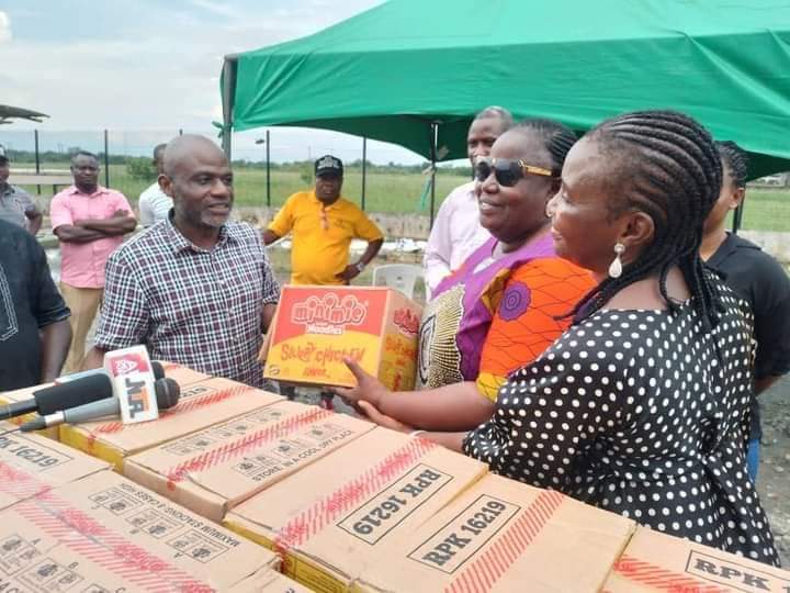 Sunky Supermarket Donates Food, Cash to IDP Camp in Bayelsa