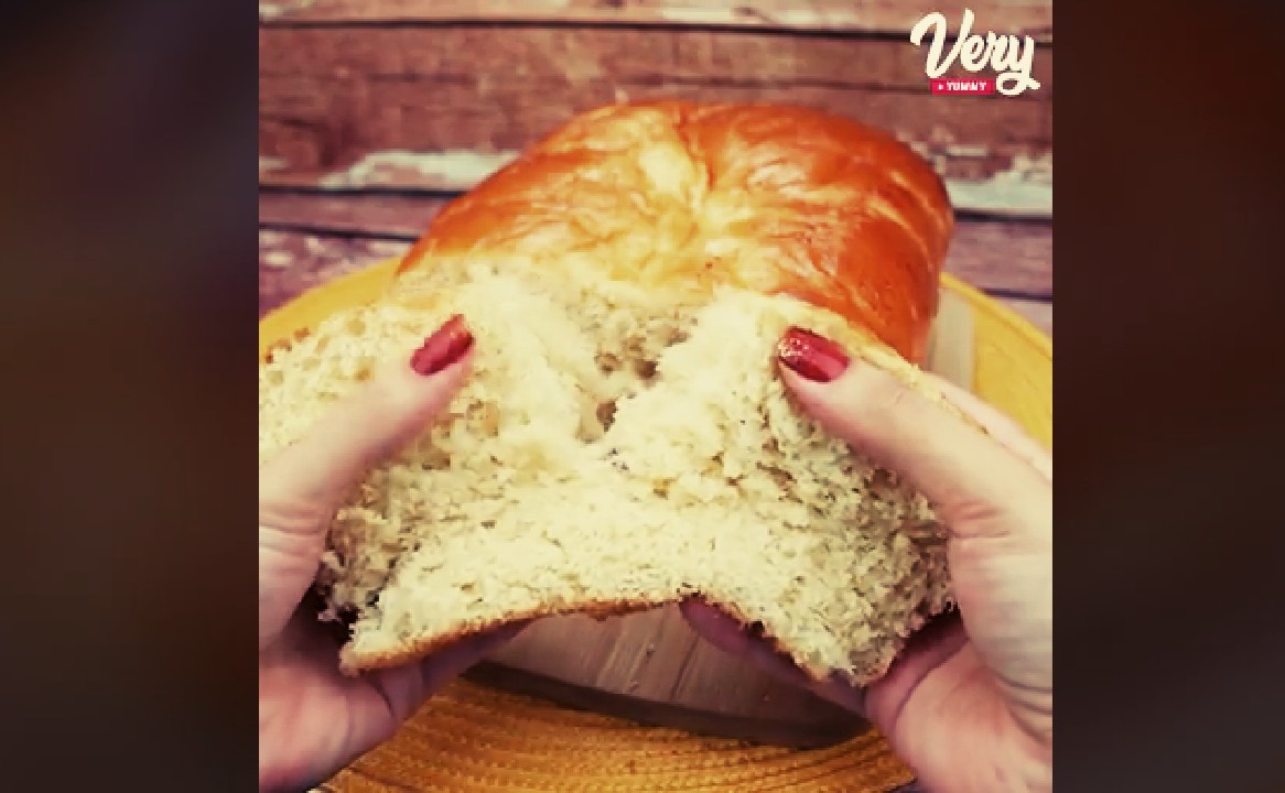 Simple Ingredients to Make Homemade Fluffy Bread in 45 Minutes Using Oven