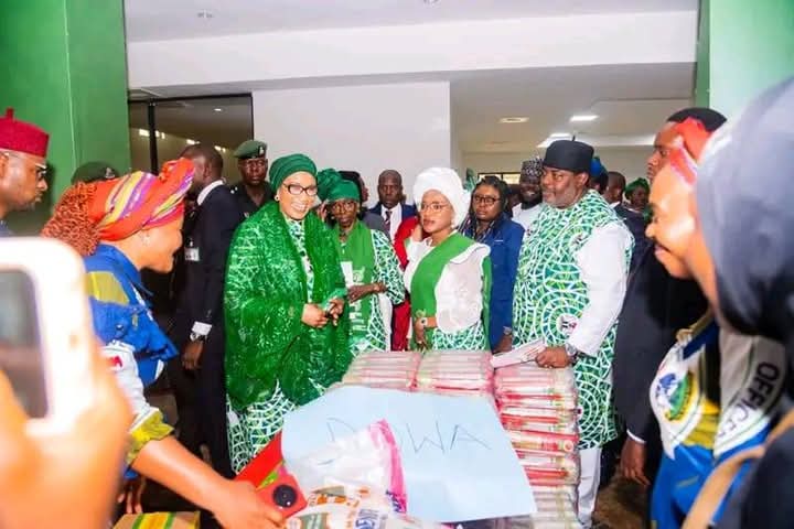 Bayelsa Women Express Gratitude to First Lady of Nigeria, Senator Oluremi Tinubu Bayelsa Women Express Gratitude to First Lady of Nigeria, Senator Oluremi Tinubu