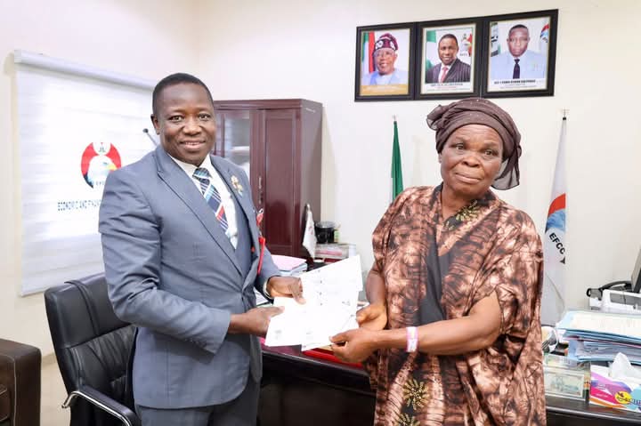 EFCC Hands over Recovered N42.5m to 70-yr-old Widow Victim in Kaduna