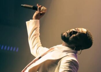 Simi Melts Hearts With Emotional Tribute to Adekunle Gold After “Mind-Blowing” Show