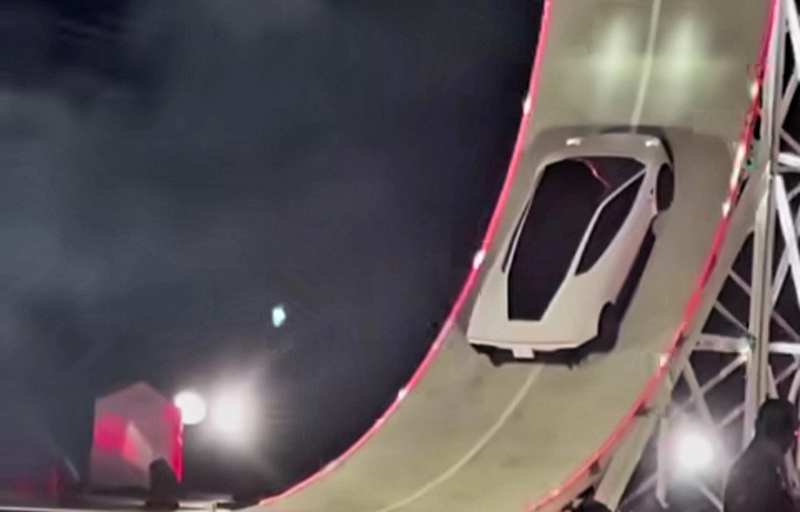 Tesla Unveils Rocket-Assisted Roadster, Promises Flying-Car Capabilities